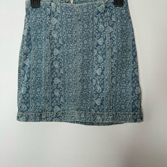 FREE PEOPLE Denim Miniskirt in indigo floral size 0 - Picture 2 of 7